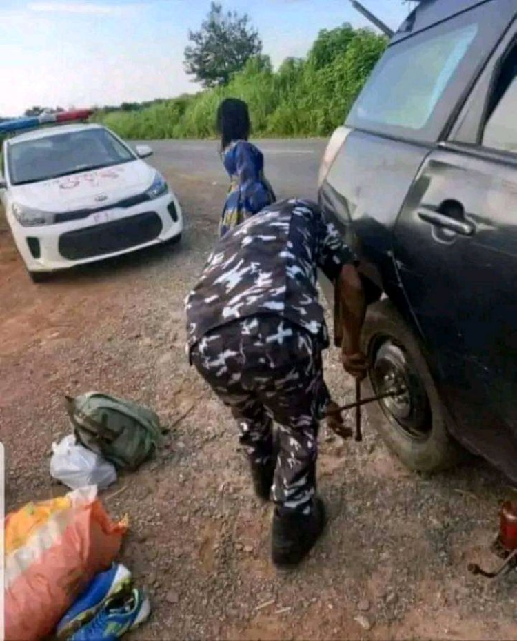 How Nigerian police assisted a man to fix his flat tyre, rejected his 3k, said “we only did our Job”